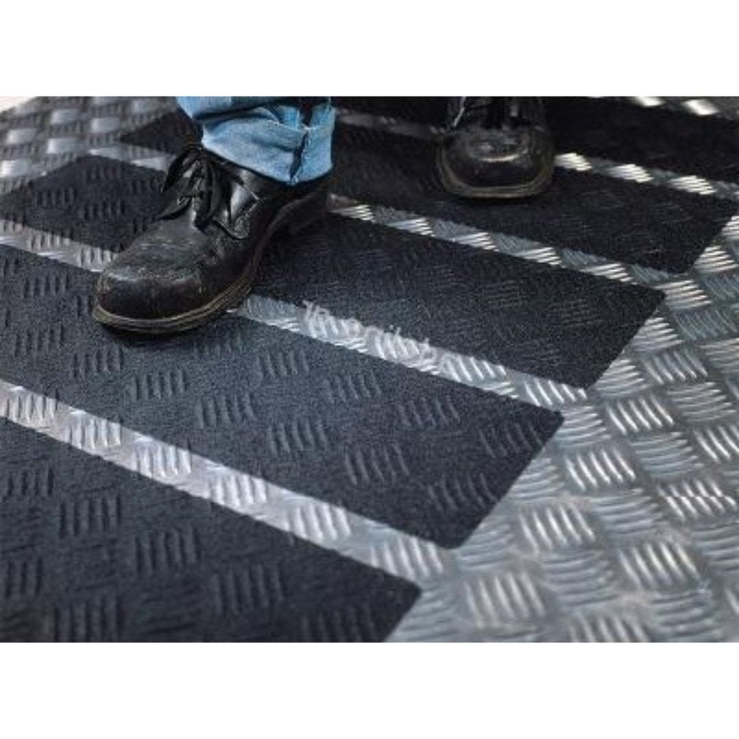 7000144904 3M 610 18" BLACK NON SKID TAPE